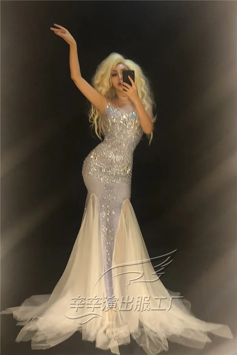 Женское Сетчатое платье с блестящими камнями белое длинное приталенное для