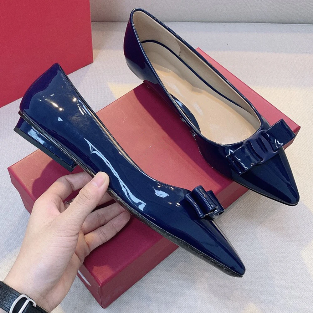 Женские туфли из натуральной кожи на плоской подошве с острым носком и