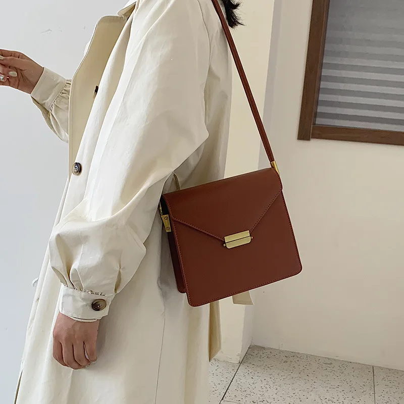 

2019 popular minimalist design crossbody temperament retro PU leather with metal buckle postman small shoulder bag