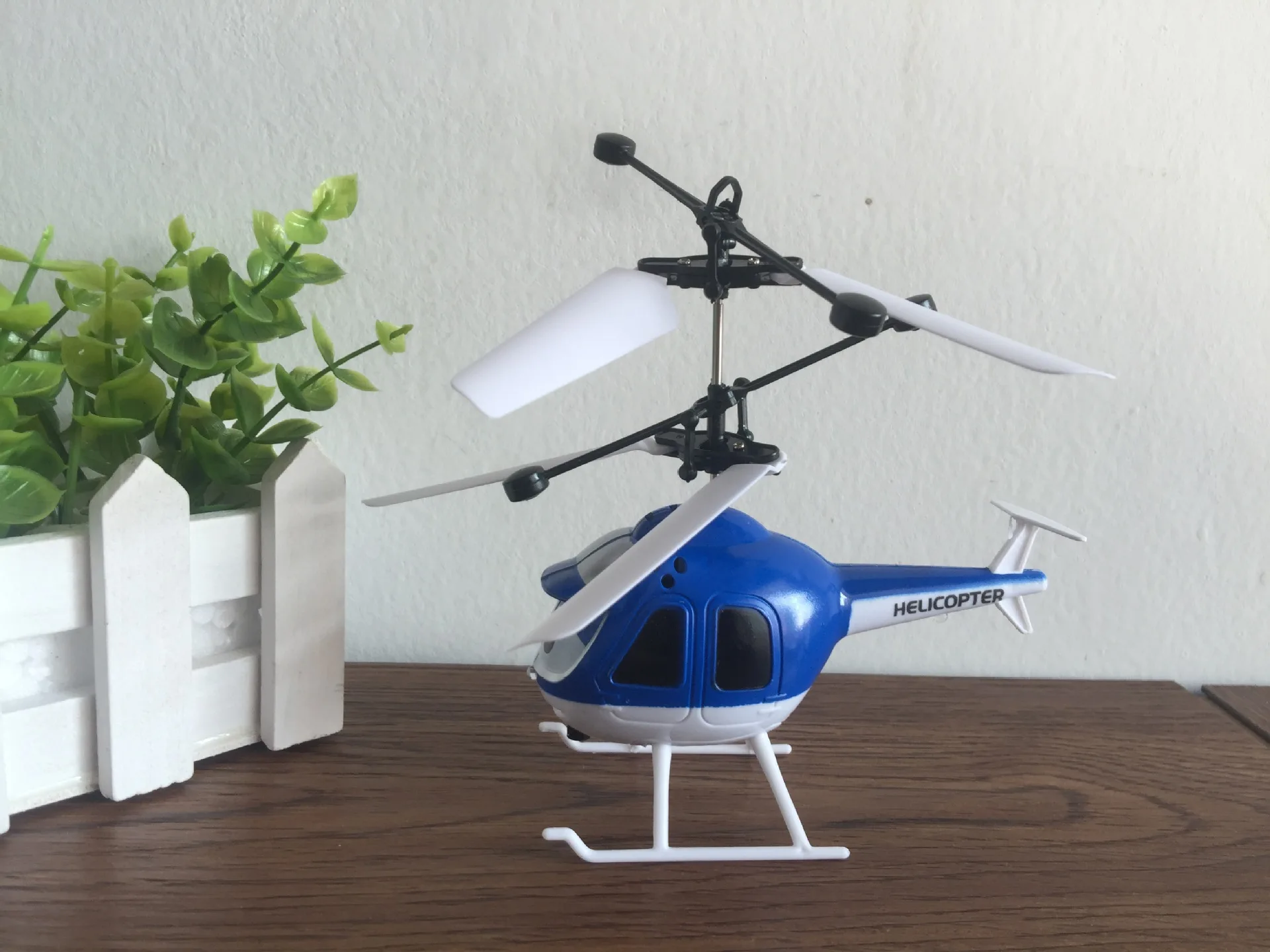 Stall Hot Selling Shining Douyin Gesture Induction Vehicle Suspension Remote Control Helicopter Online Celebrity Toy Wholesale