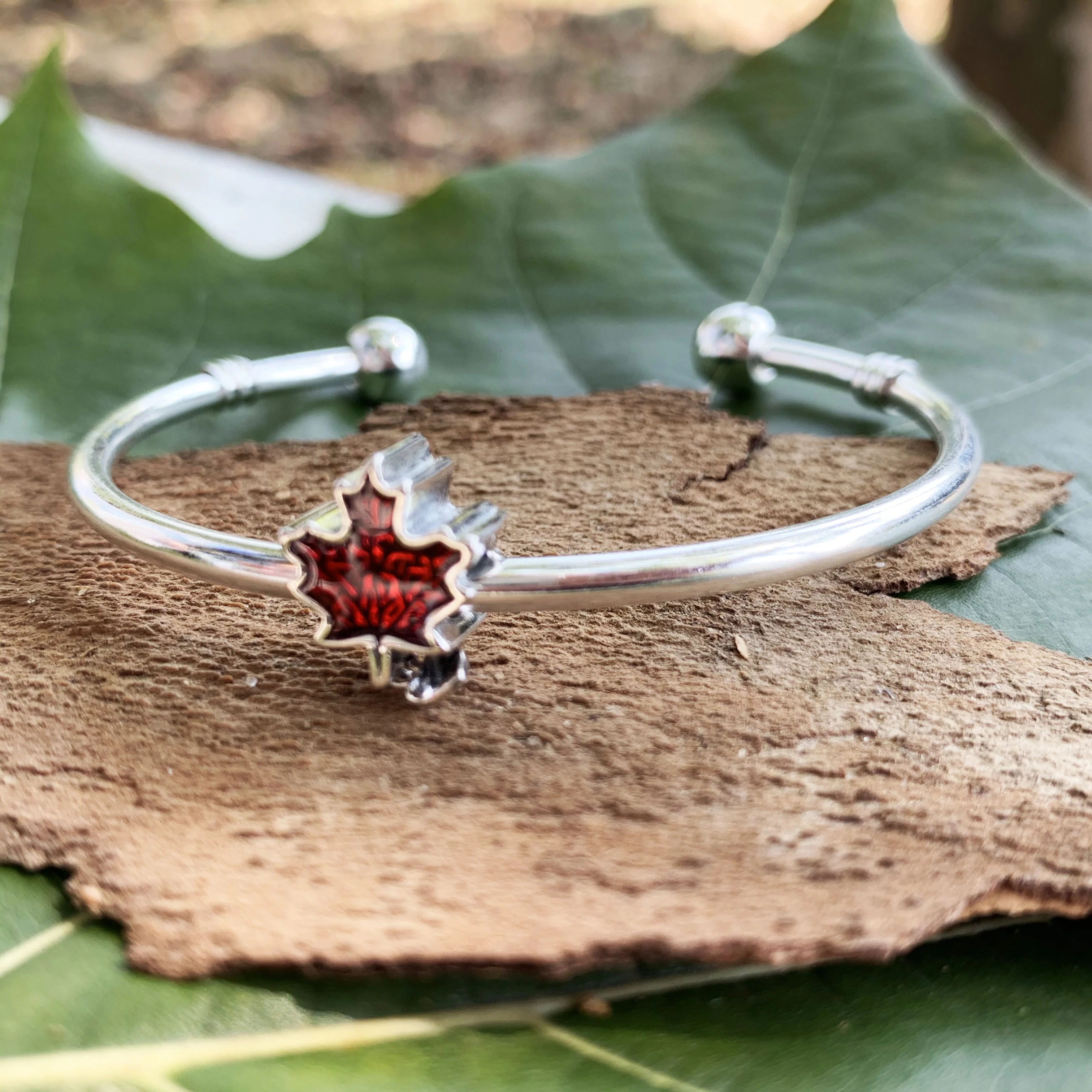 

HOT SALE 925 Sterling Silver Maple Leaf Charm Bead Charm suitable for original 3mm bracelet ladies fashion DIY jewelry