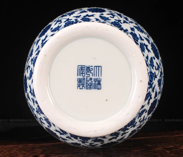 Chinese Temple Jar Antique Qing Qianlong Mark Blue And White Porcelain Ginger Jar Ceramic Flower Vase with Lid