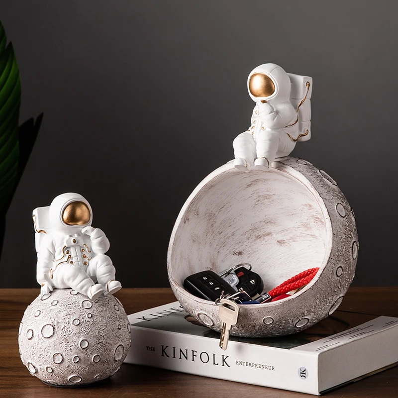 

The astronaut places a porch key to receive a door shoe ark astronaut household ornament sitting room child is small