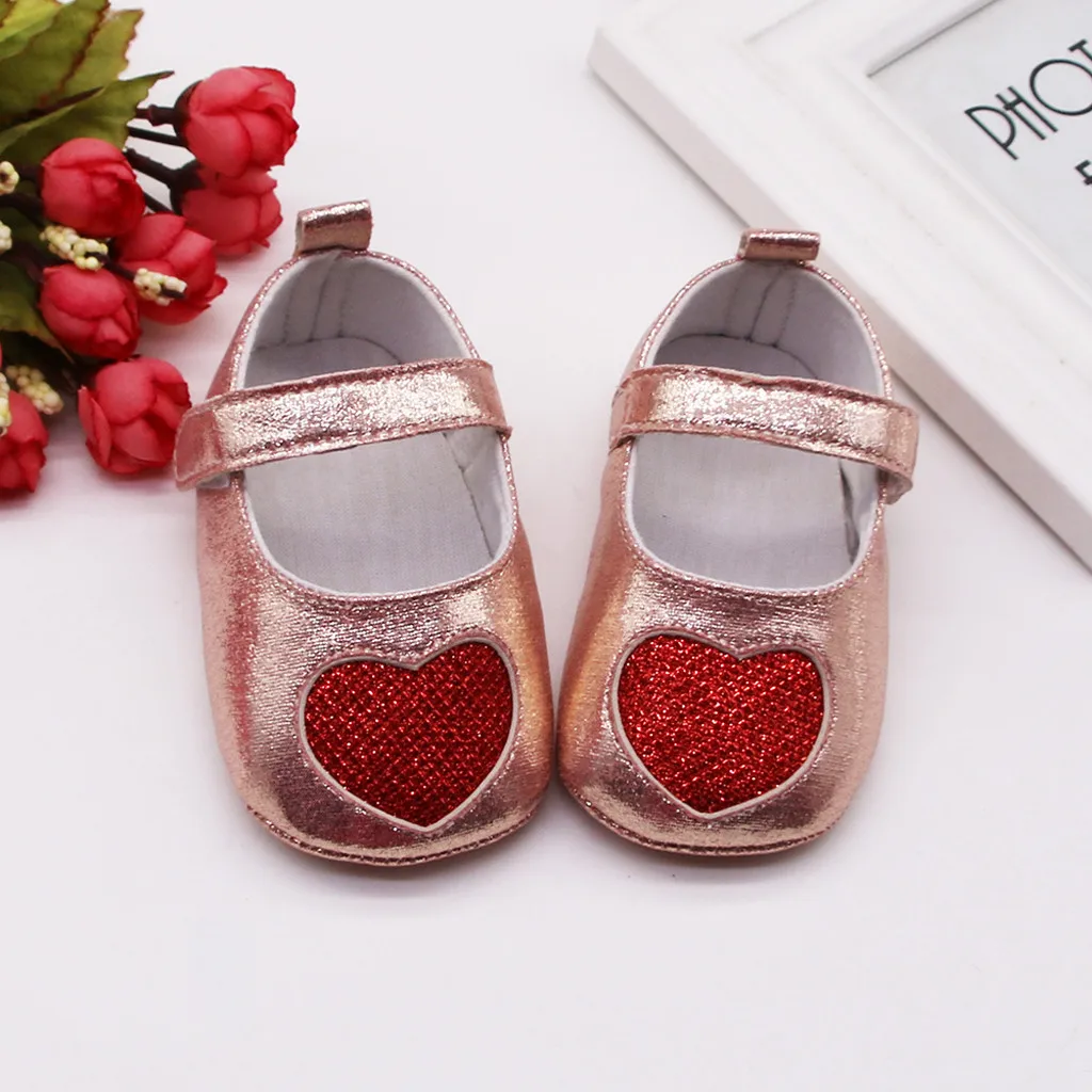 Обувь для новорожденных девочек 1 год; обувь для новорожденных; мягкие ботиночки для маленьких девочек с блестками и принтом в виде сердца; г.; обувь для первых шагов