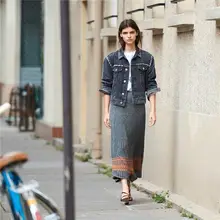 Новинка года; сезон осень-зима; блестящая пряжа с эластичной резинкой на талии; Длинная трикотажная юбка в полоску