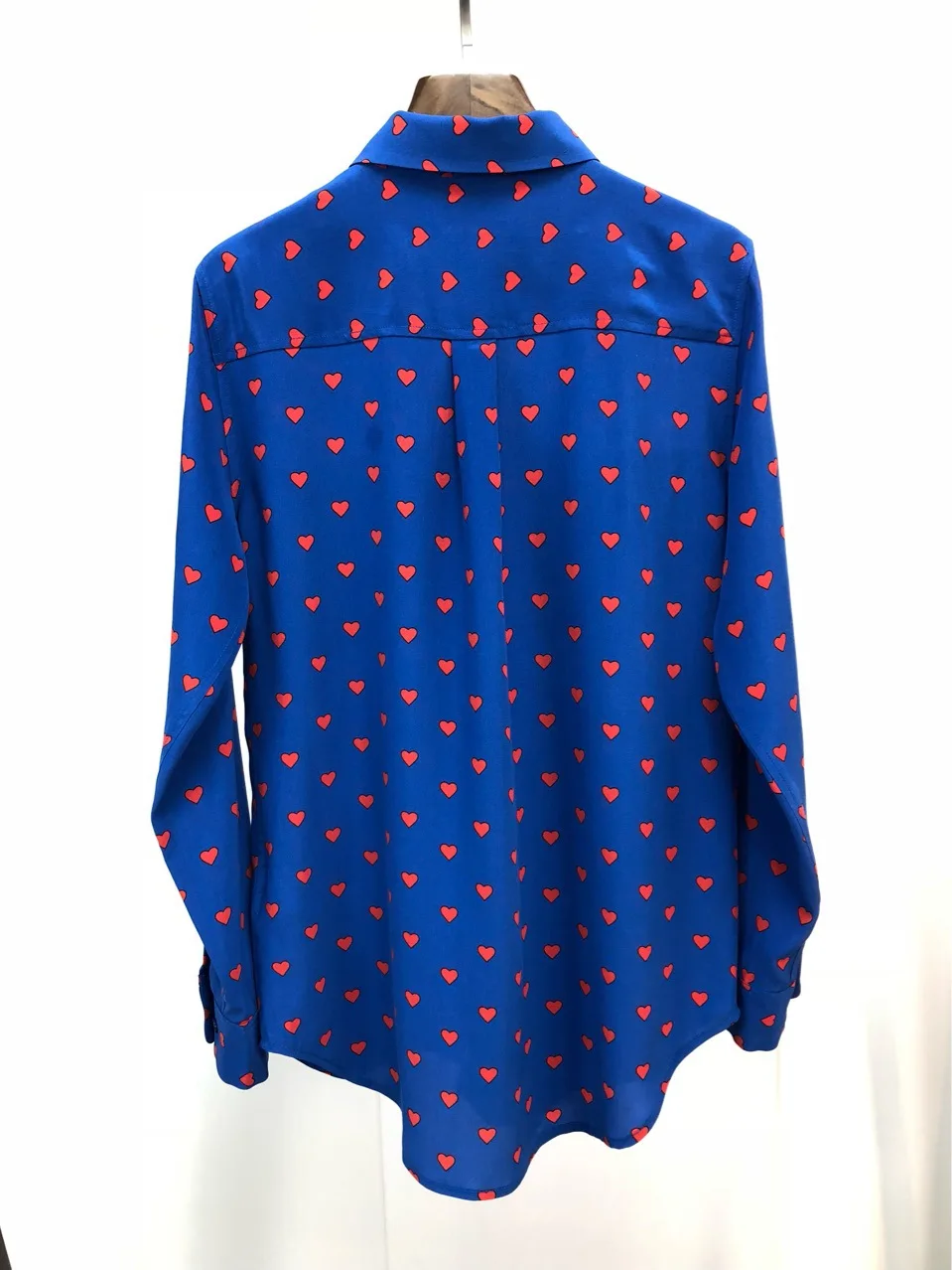 Женская шелковая рубашка мягкая из 100% шелка с синим низом и песочным принтом топы