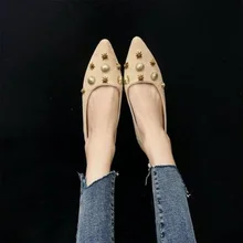 Г. Весенне-осенняя женская модная обувь на плоской подошве комплекты с заклепками на мягкой подошве женская обувь с острым носком в Корейском стиле