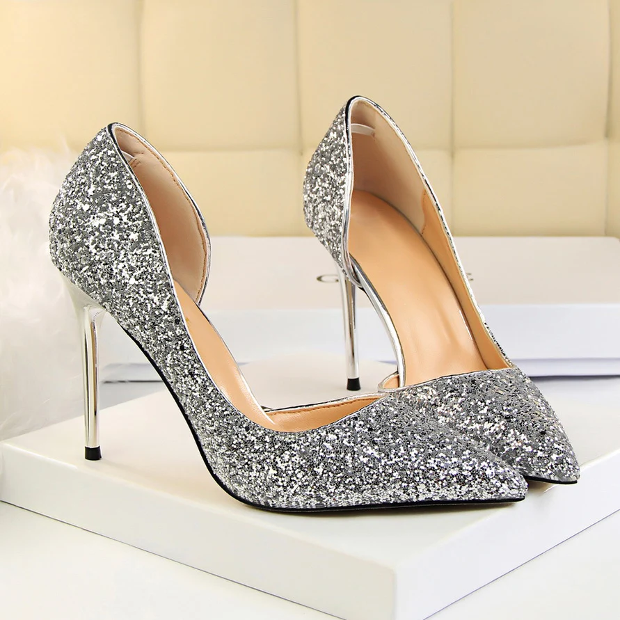 Туфли блестящие серебряные. Серебряная блестящая туфля. Серебристые туфли. Туфли женские блестящие. Серебристые туфли на каблуке.