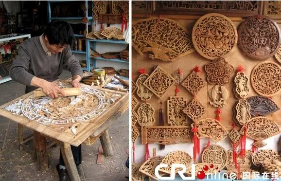Chino tallado a mano placa redondo de madera de alcanfor 荷花双鱼 Estatua Escultura De Pared 