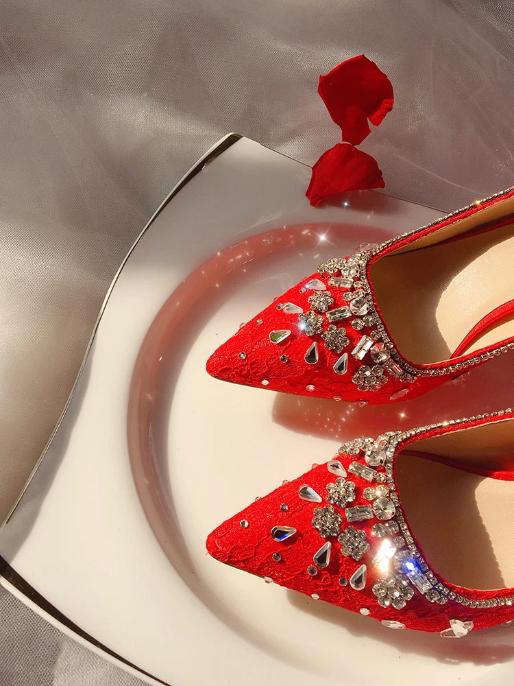 Свадебная обувь; свадебные туфли; Новинка года; женские дизайнерские красные свадебные туфли со стразами; белые вечерние туфли-лодочки на тонком каблуке с украшением в виде кристаллов