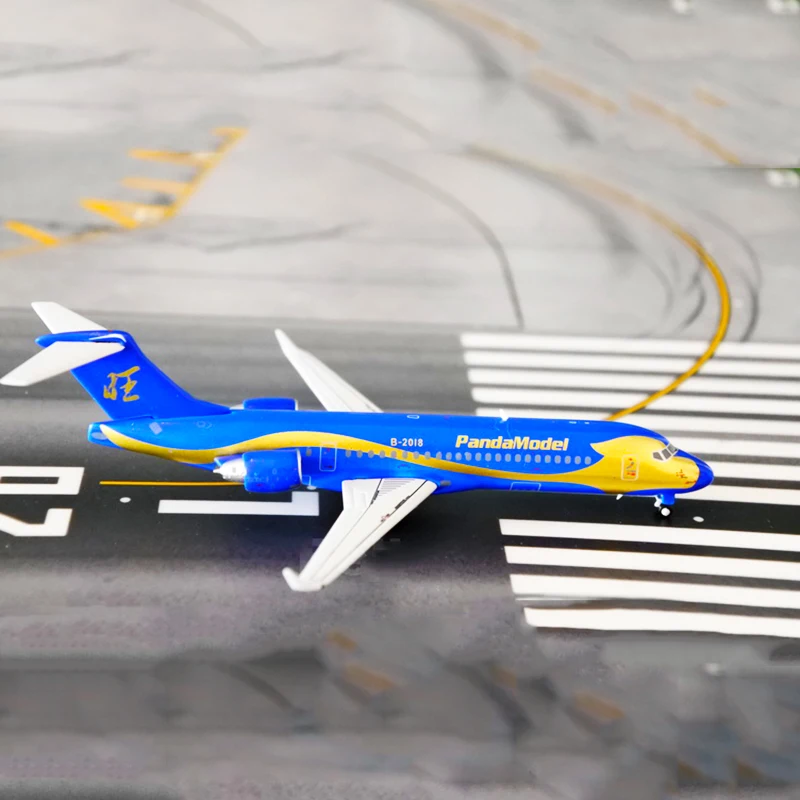 

1:400 Scale China Commercial Aircraft ARJ21-700 New Year's Eve Machine Diesel Aircraft Diecast Airplane Model Plane Toys collect