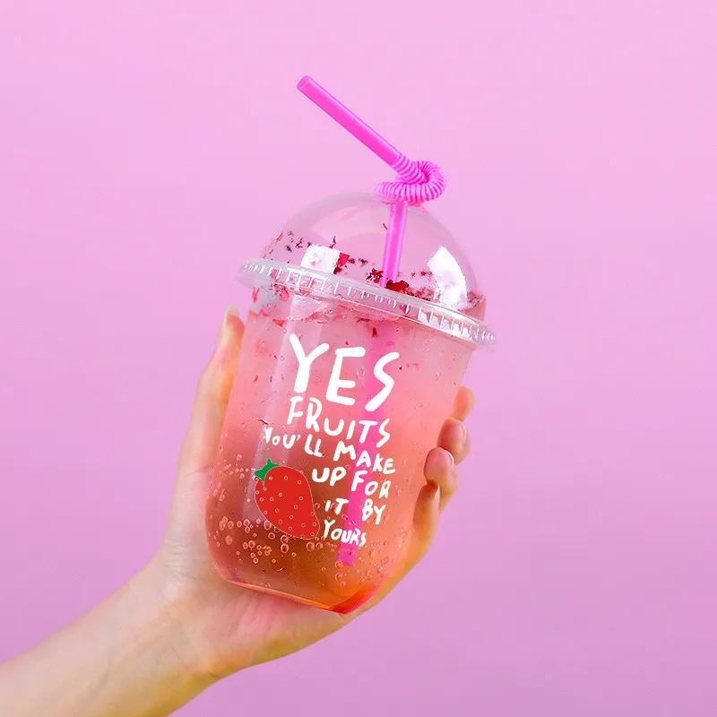 

50pcs Creative strawberry pineapple pattern party favor beverage plastic cup 500ml cute U shape disposable tea cup with lids