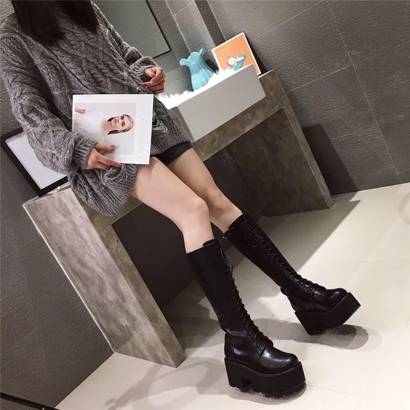 YMECHIC; коллекция года; сезон весна; длинные рыцарские ботинки на шнуровке с перекрестной шнуровкой; байкерские ботинки на платформе в готическом стиле; ботинки на квадратном каблуке; Цвет Черный; Женская обувь в готическом стиле