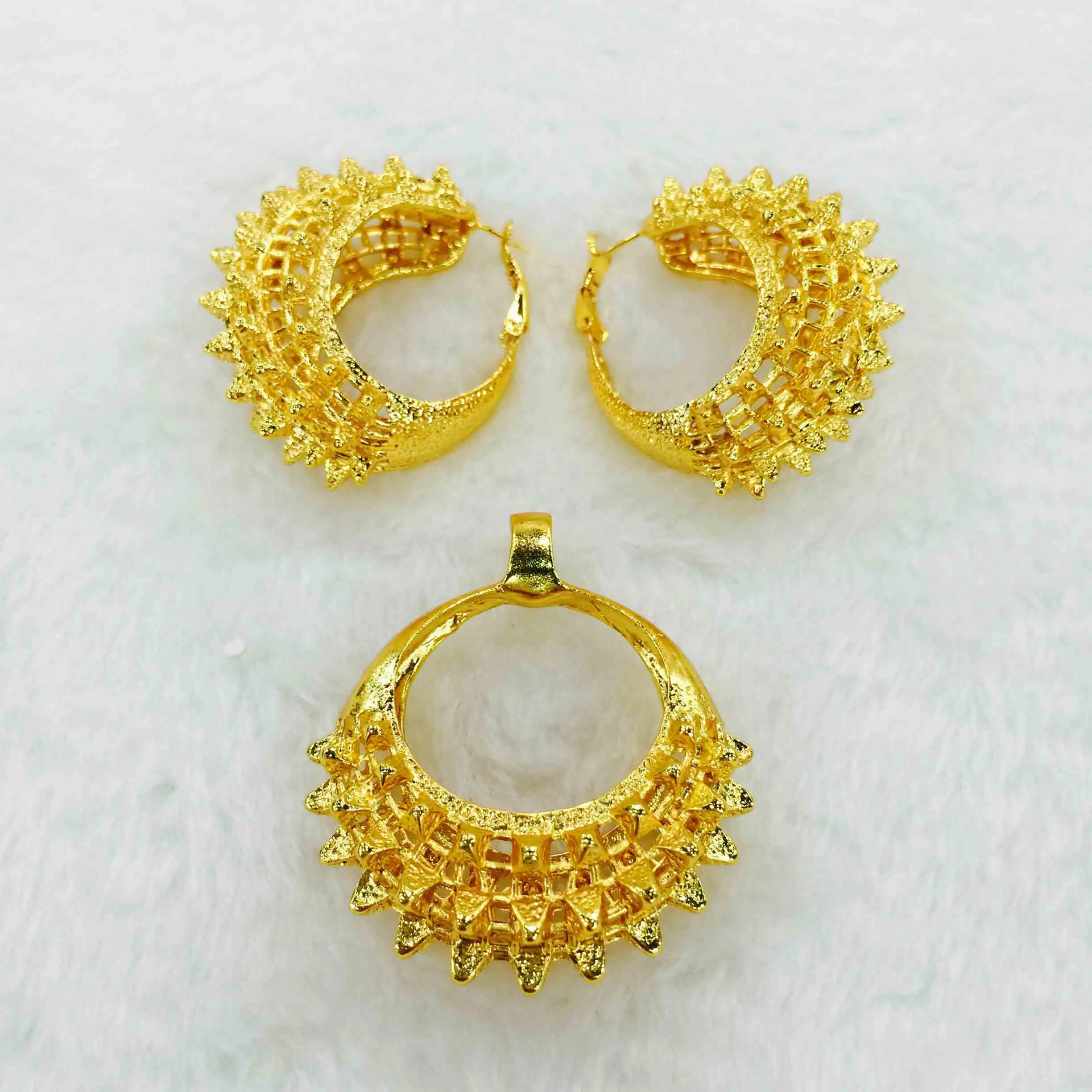 

Yulaili Wholesale 2019 Latest Dubai Gold Jewelry Sets for Women Fashion Round Shape Pendant Necklace Stud Earrings Free Shipping