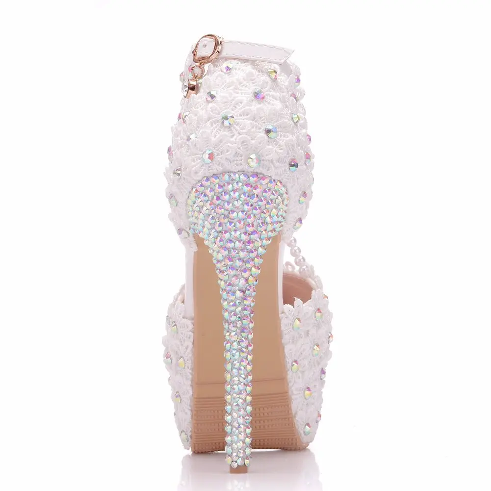 Свадебные туфли на очень высоком тонком каблуке с украшением в виде кристаллов, королевы, белых цветов, жемчугом и кисточками; свадебные туфли на платформе