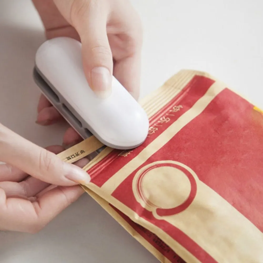 

Mini Portable Food Sealer Machine Handheld Food Snacks Packaging Vacuum Plastic Bag Heat Sealing Machine Closing Capper