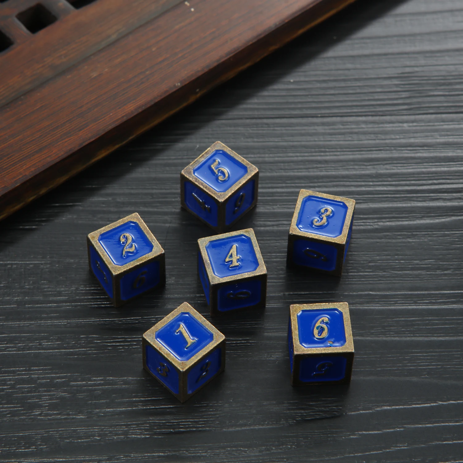 

6PCS/Lot D6 Dice Six Sided Copper Color Retro Metal Polyhedral Dice for Funny Party Club Pub Board RPG Playing Game Accessory