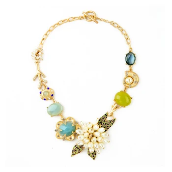 

2020 European and American Spring and Summer Trend Fashion Wild Luxury Pearl Flower Shape Inlaid Crystal Pendant Necklace Female