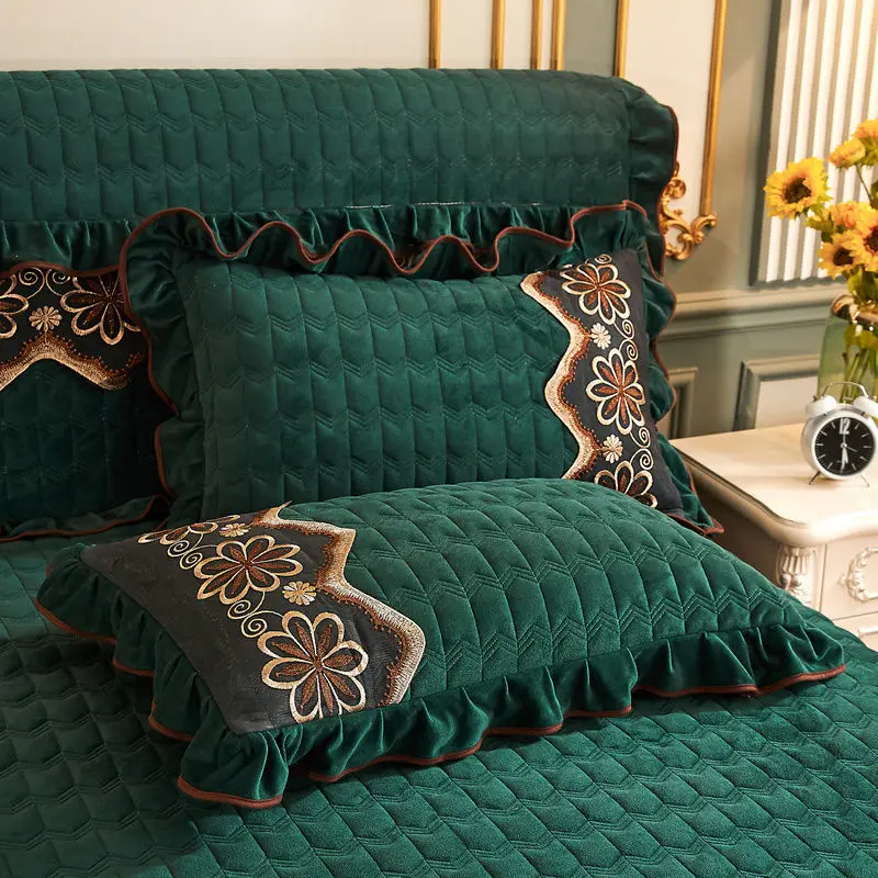 

Solid Color Crystal Fleece Warm Coral Fleece Pillowcase With Lace Embroidery And Ruffles Pillowcase