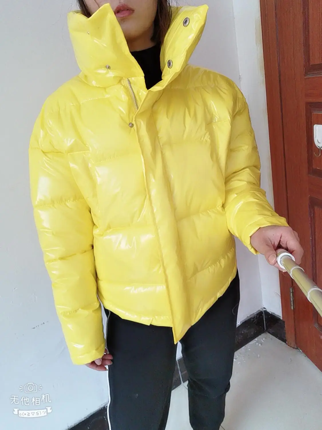 Модный Глянцевый Зимний пуховик из хлопка для женщин яркие черные короткие блестящие желтые/красные стеганые пальто