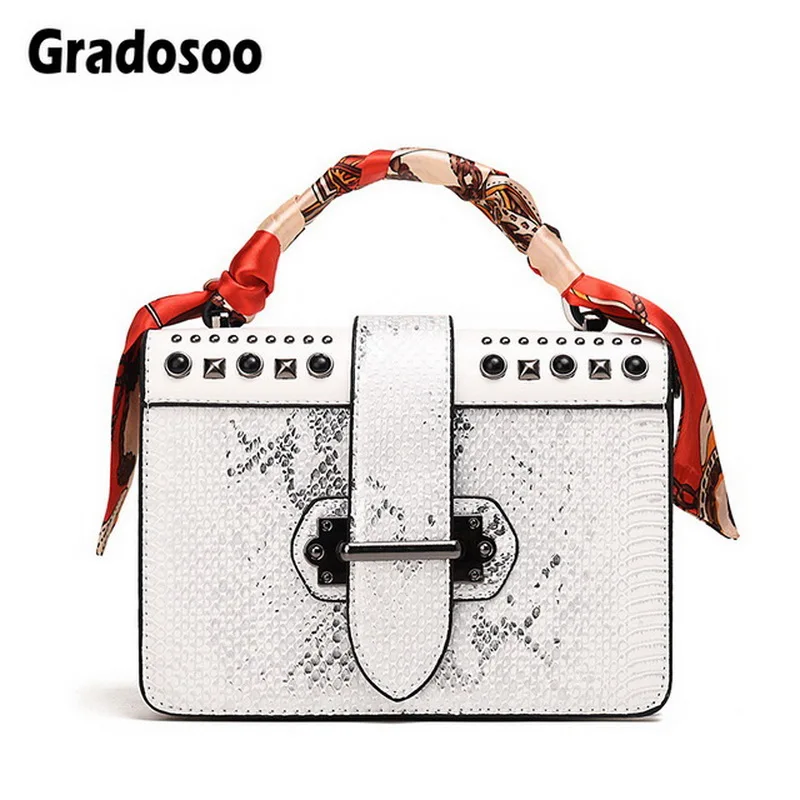 

Gradosoo Serpentine Small Bags Women Rivet Shoulder Bags For Women Scarves Design Mini Bags Female Messenger Bags Fashion HMB645