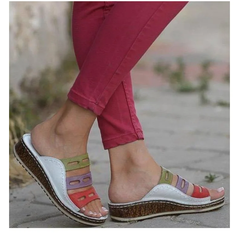 Шикарные летние женские модные трехцветные повседневные пляжные сандалии на низкой танкетке с открытым носком; шлепанцы