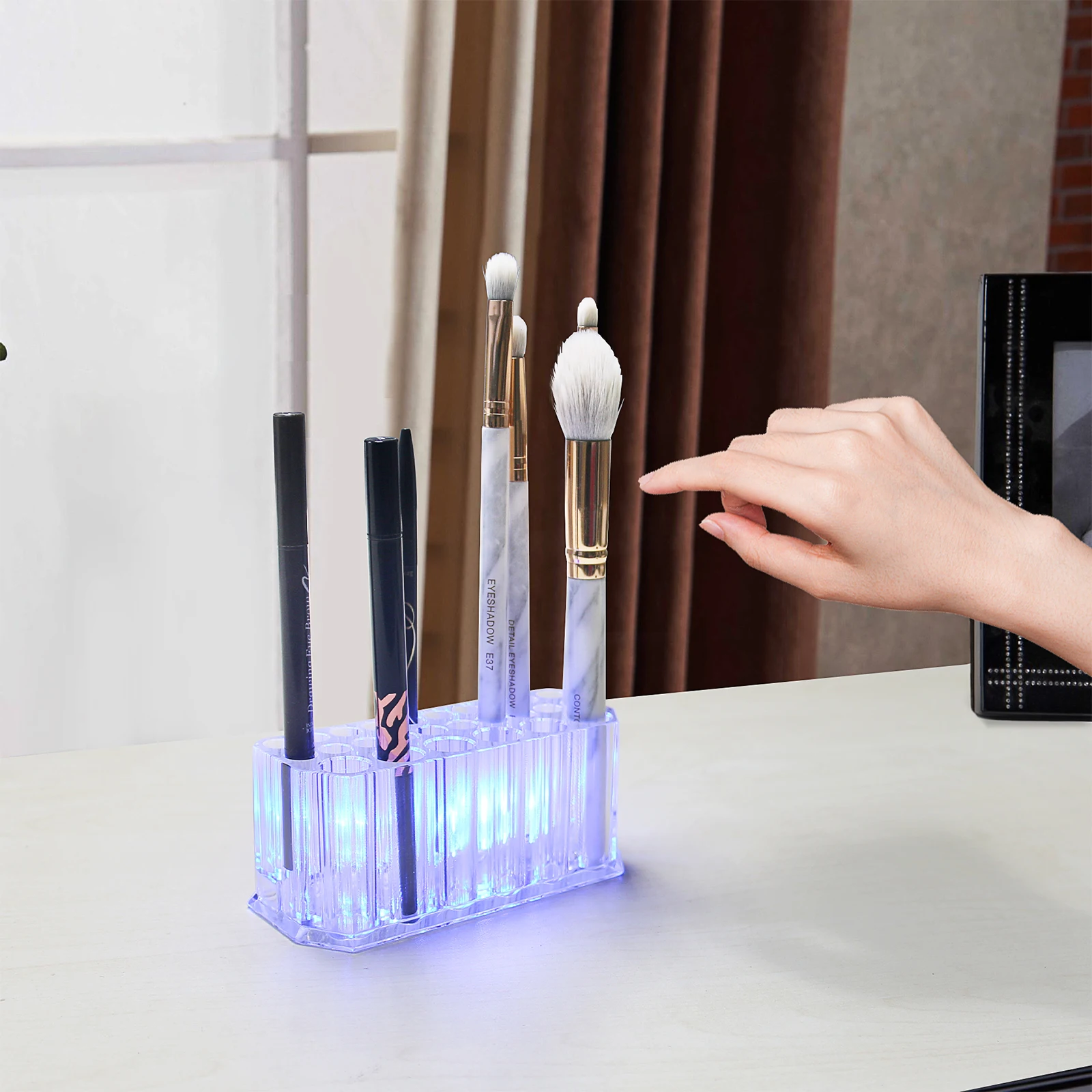 

Светодиодный лайнер, акриловый держатель-органайзер для кистей, подводки для глаз, лайнера для губ, прозрачный акриловый держатель-органай...