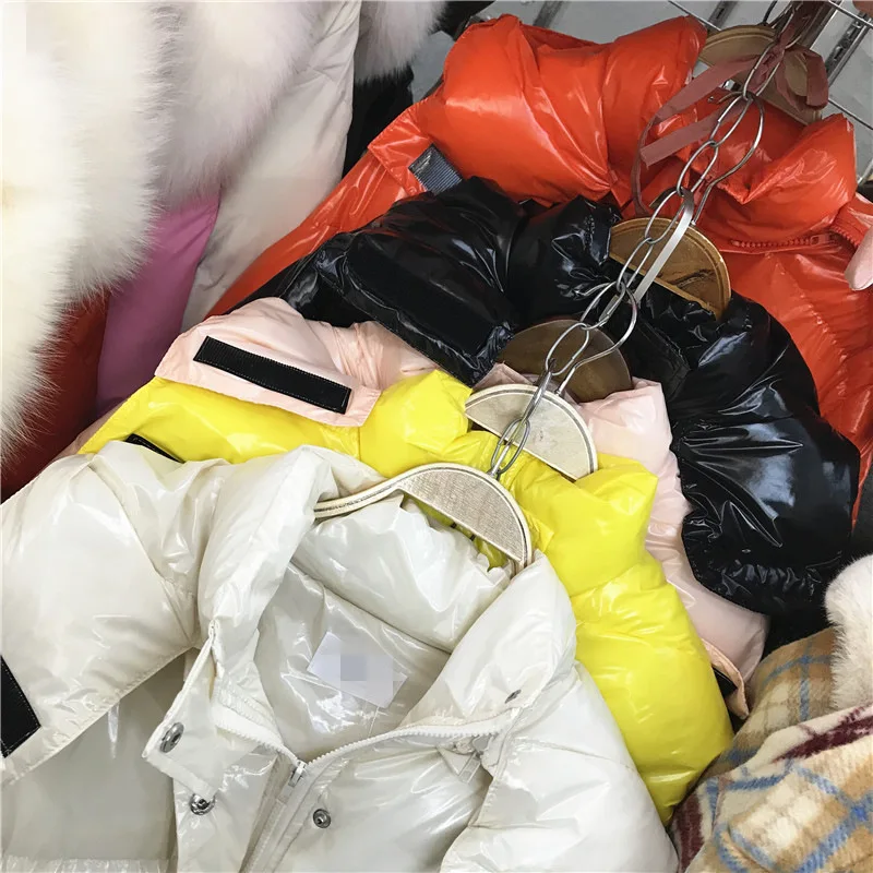 Глянцевое Женское зимнее пальто средней длины с подкладкой, новинка, на завязках, с капюшоном, свободное, яркие цвета, зимняя куртка для женщин
