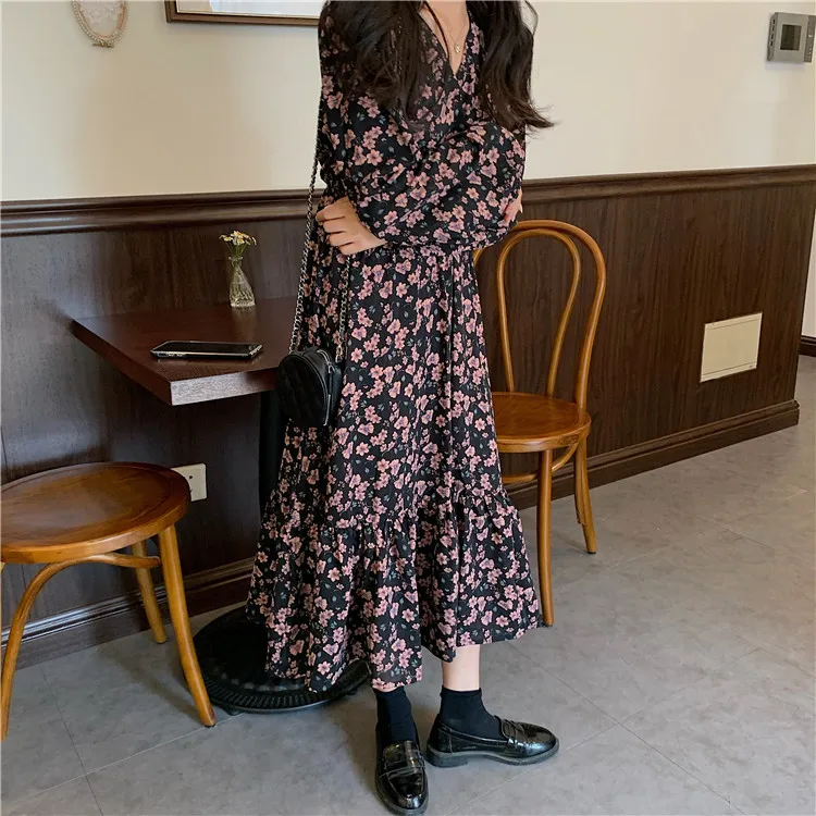 

[Rui According to the Vatican] Photo Shoot Early Spring New Style Solid Color High Collar Base Shirt T-shirt + Floral Print Long