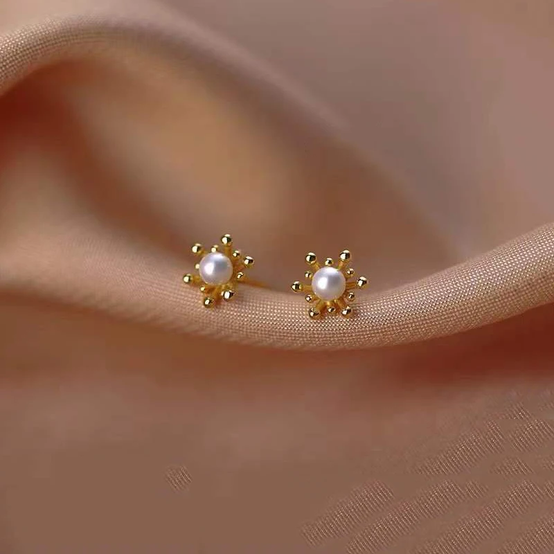 WOOZU 성명 황금 암술 쉘 진주 여성을위한 작은 스터드 귀걸이 로맨틱 한국어 꽃 보석 선물