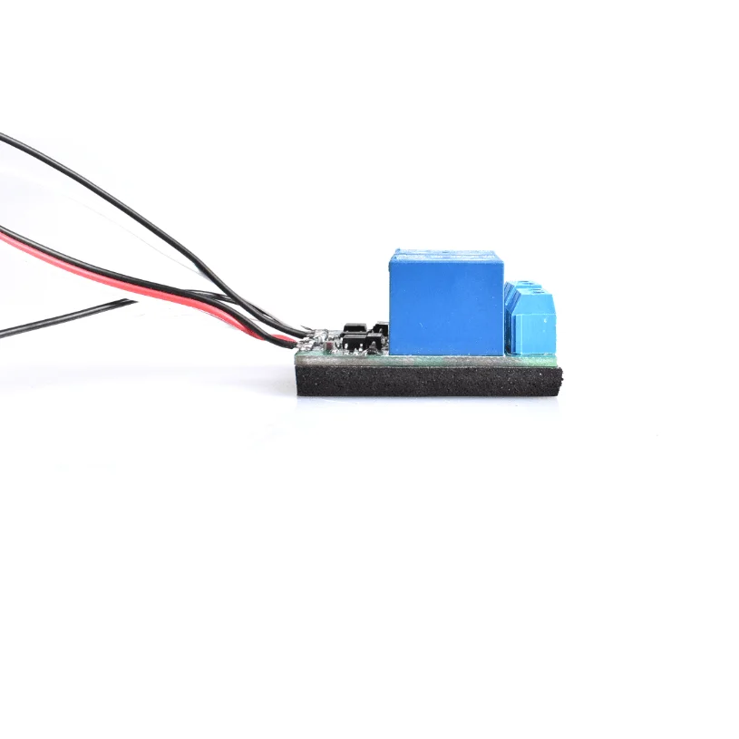 Module relais 10A pour moteur brossé RC, connecté à un moteur et une batterie 5-12V pour démonstration.