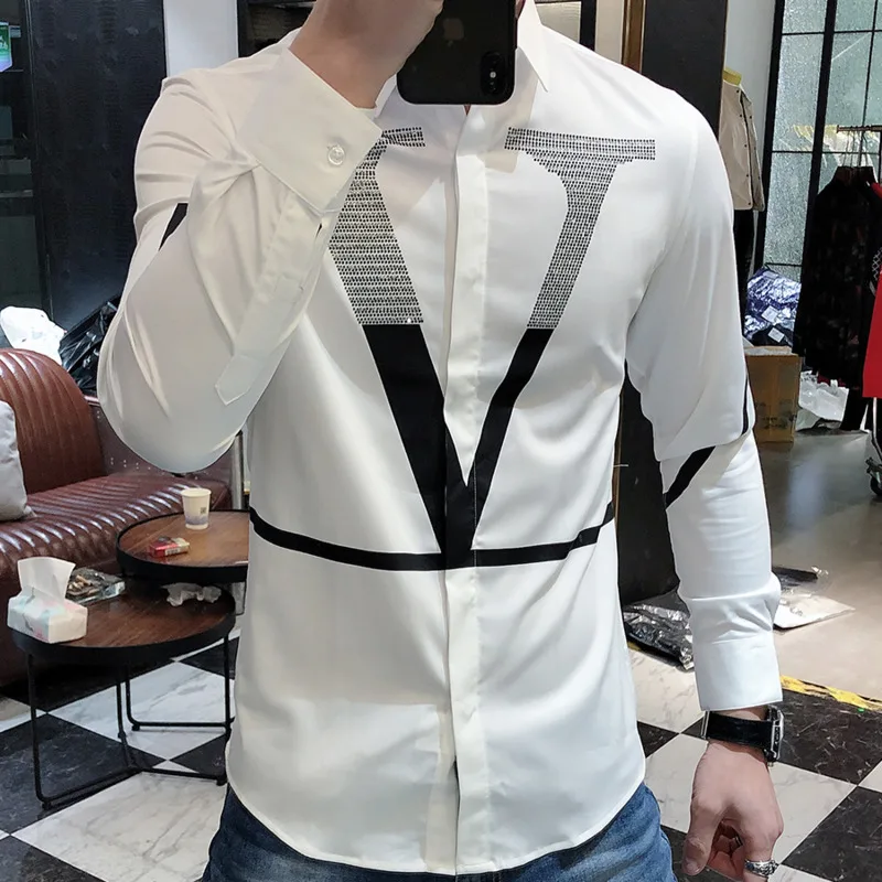 Camisa con estampado de letra en V para hombre, ropa masculina de manga larga ajustada con diamantes de imitación, Casual, a la moda, nueva primavera 2021