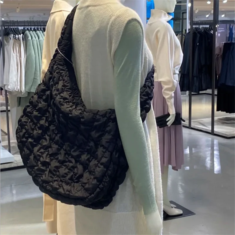 Bolso plisado de gran capacidad para mujer, bolsa de hombro grande, de algodón, acolchado, Color sólido, para compras, 2022