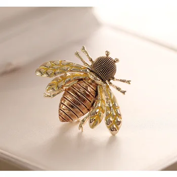 

CINDY XIANG Enmel Small Bee Brooch Unisex Women And Men Insect Pin Luxury Fashion Jewelry Autumn Winter Accessories Badges Gift