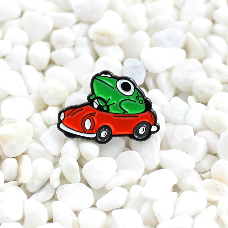 Зеленая лягушка водит красная брошь автомобиль мультфильм оригинальность забавная интересная рубашка значок Броши пуссеты с орнаментом для детей