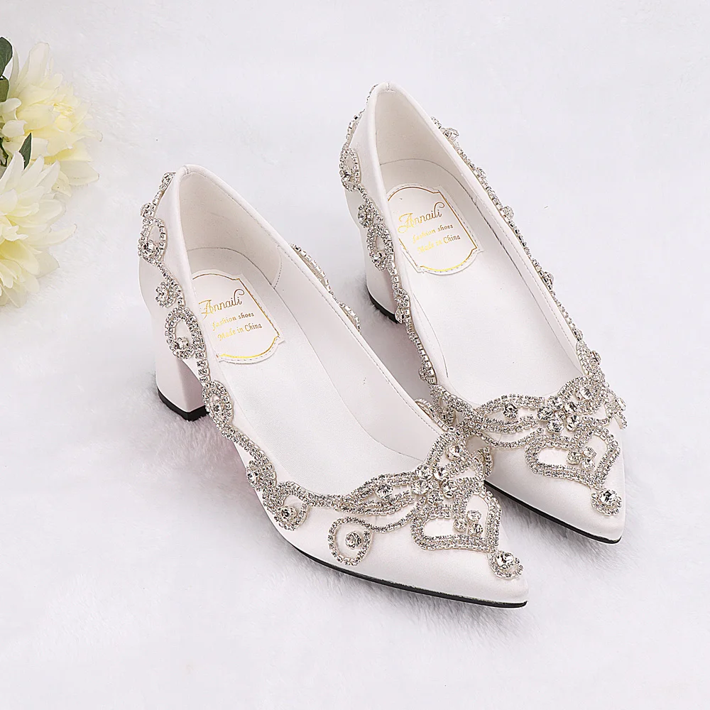 Обувь для невесты; белые роскошные блестящие стразы в форме сердца; не сужающийся книзу массивный каблук 5 см; Индивидуальные свадебные туфли-лодочки на заказ