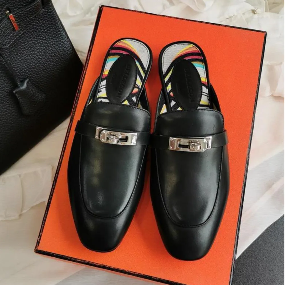 

BELLECOMIn early spring 2019, the latest edition of H button moller slippers is made of leather and baotou slippers