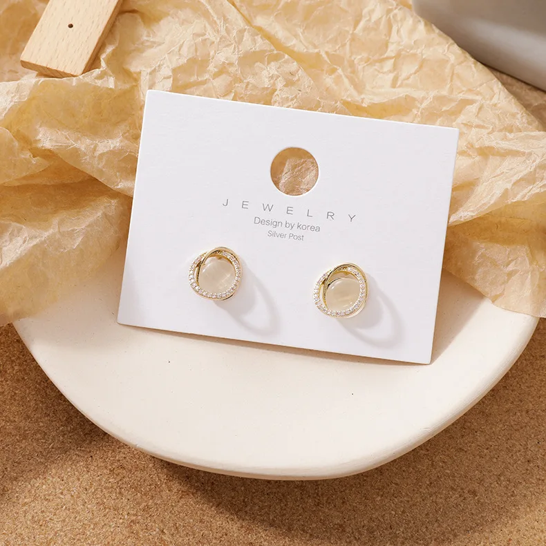 Набор простых геометрических круглых колец в стиле ретро с опалом и цирконием