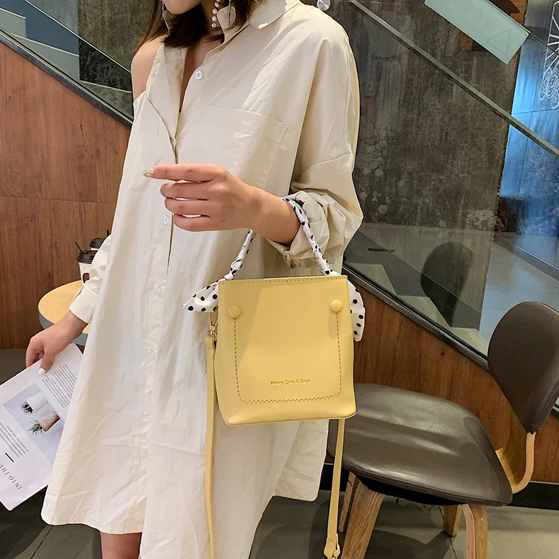 

Silk scarf handheld bucket bag woman 2019 new simple handbag Korean version of large capacity one shoulder inclined bag tide