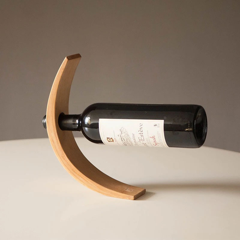 présentoir porte-bouteille de vin en bois. C'est un demi-cercle qui tient en équilibre lorsque l'on place la bouteille de vin dans le trou