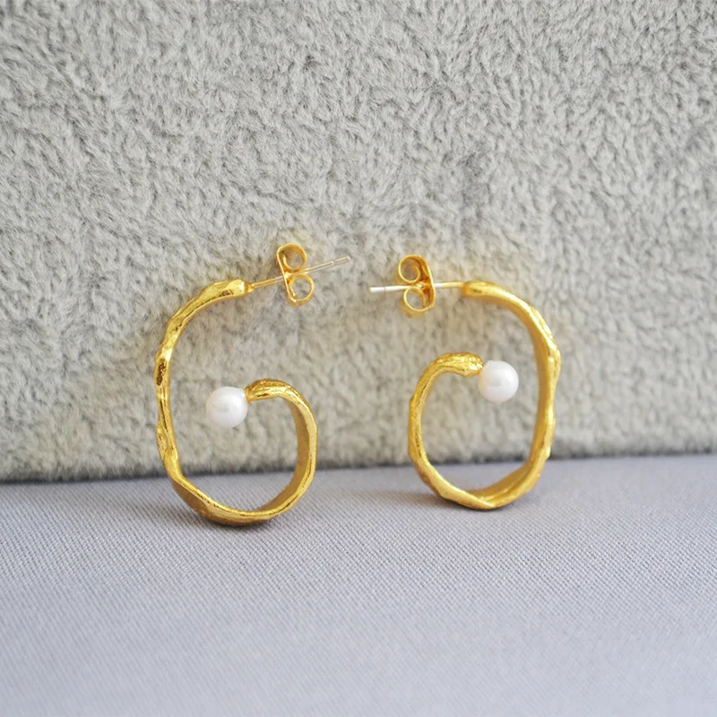 

Bebeoso European and American original small retro gold color curve elegant curve inlaid pearl irregular earrings
