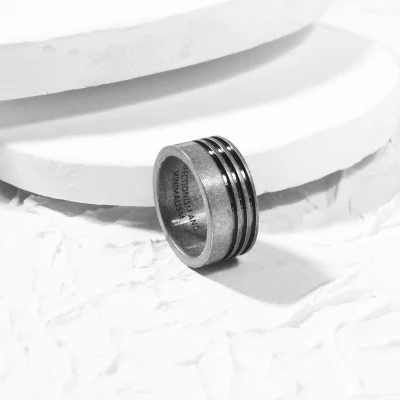 Мужское кольцо со стразами золотистого цвета из титановой нержавеющей стали |