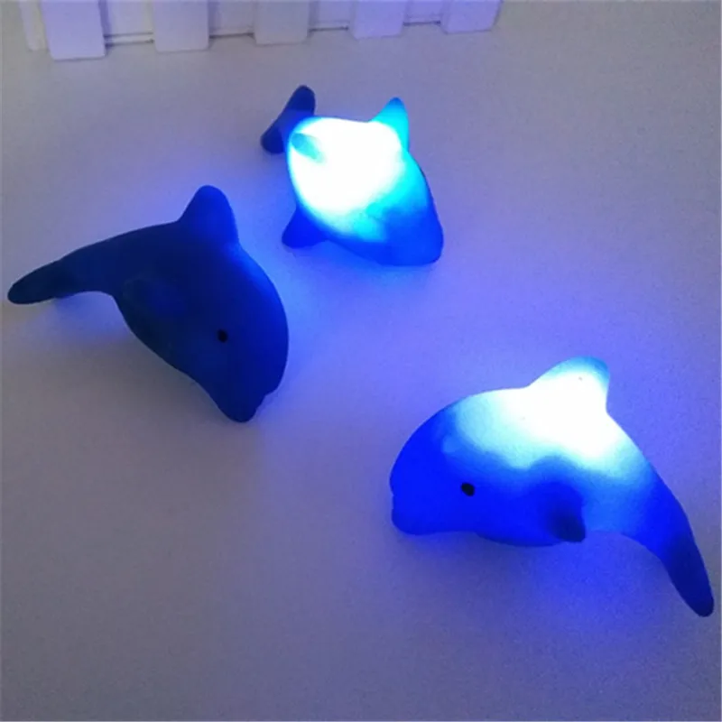 Delfines flotantes intermitentes de agua para niños, juego de playa con iluminación Led automática, 1 unidad
