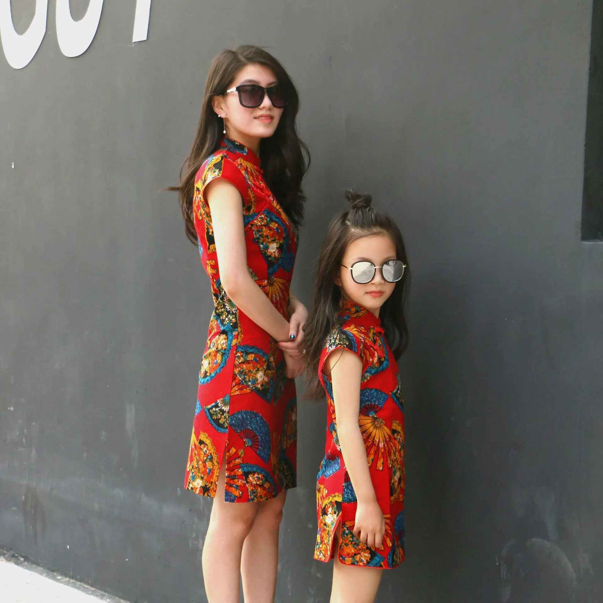 Новинка года; платья с короткими рукавами для мамы и дочки с принтом «Love Mama Sister Look»; Семейные комплекты для мамы и дочки; рубашки