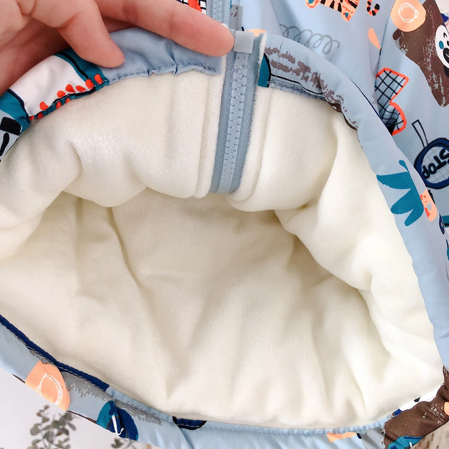 Новое пальто для детей 2-6 лет, зимняя куртка с капюшоном и милым принтом в Корейском стиле для маленьких мальчиков и девочек, утепленная хлопковая куртка с плюшевой подкладкой