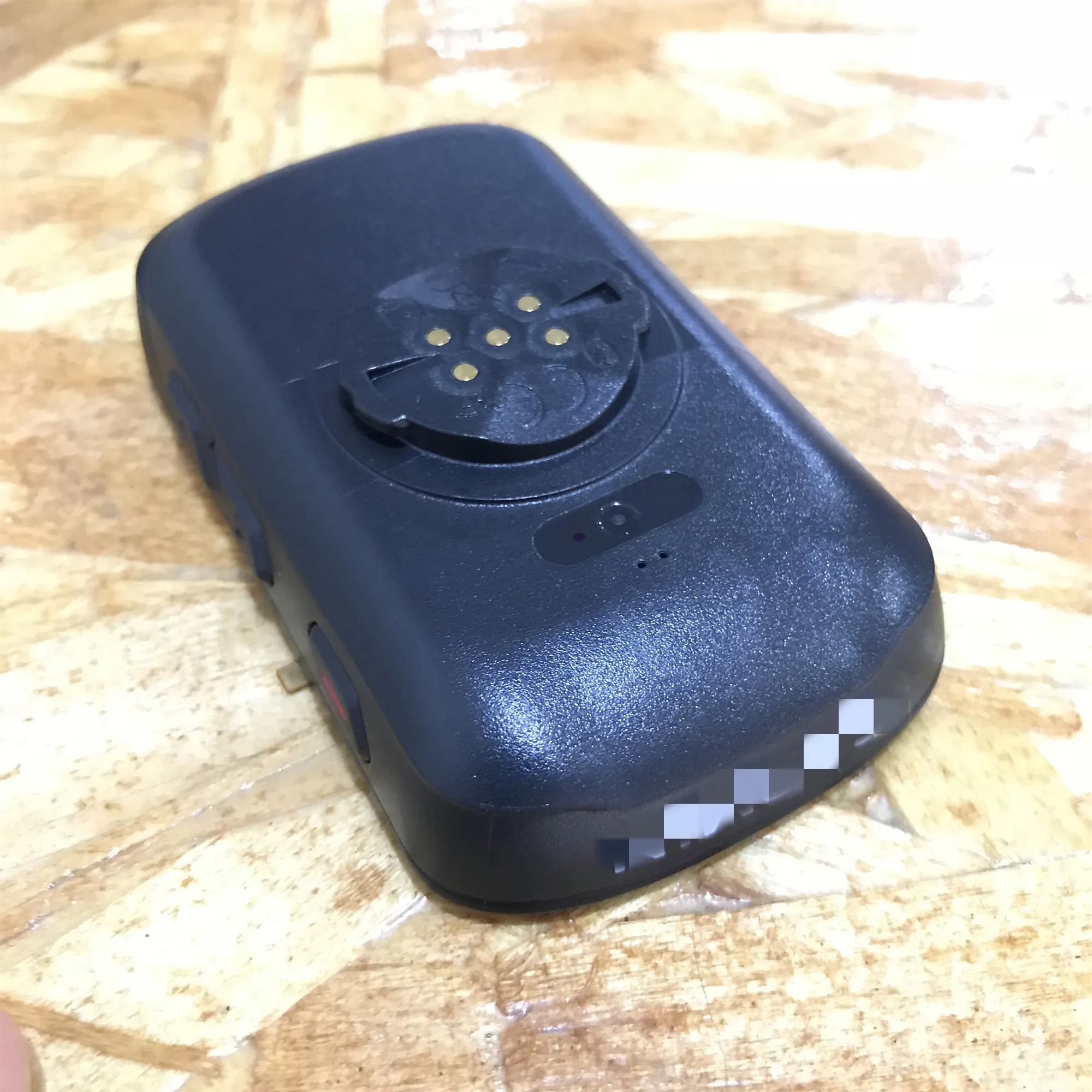 Задняя крышка спидометра велосипеда Edge 530 ремонт и замена аккумулятора GARMIN