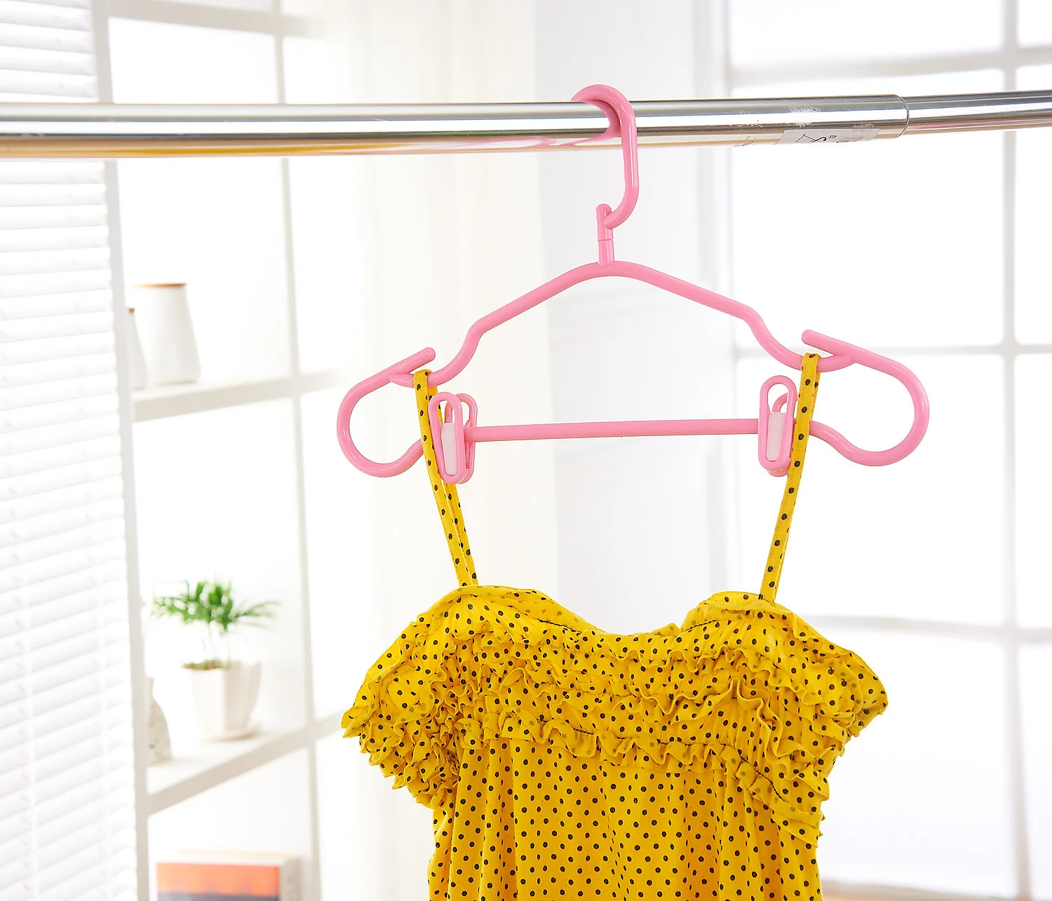 Manufacturers Direct Selling Anti-slip Windproof Plastic Clothes Hanger Multi-functional Pant Rack Stall Drying Rack Clothing St