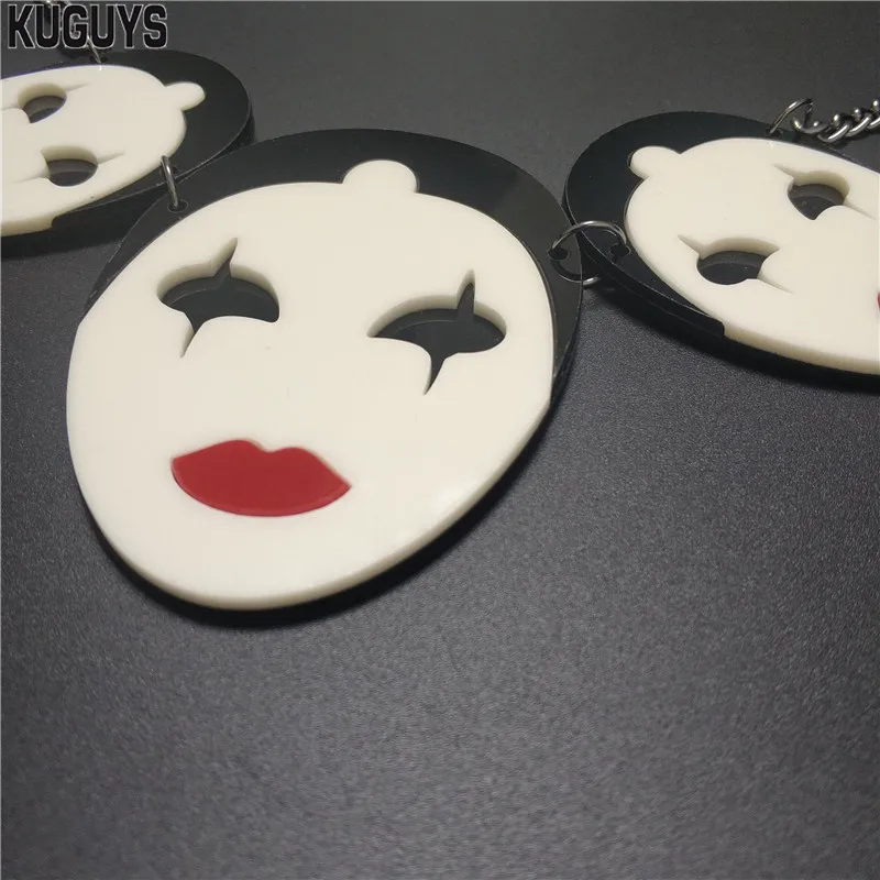 KUGUYS Joker-Clown-Anhänger-Halskette für Damen, Acryl-Statement-Schmuck, Halloween, einzigartiges Zubehör – Detail 10