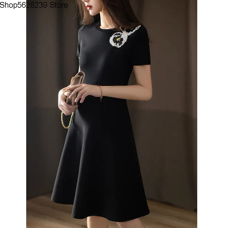 

Quality He Ben Elegant Small Black Skirt Waist Slimming Three Duo Flowers Beads Film Dress