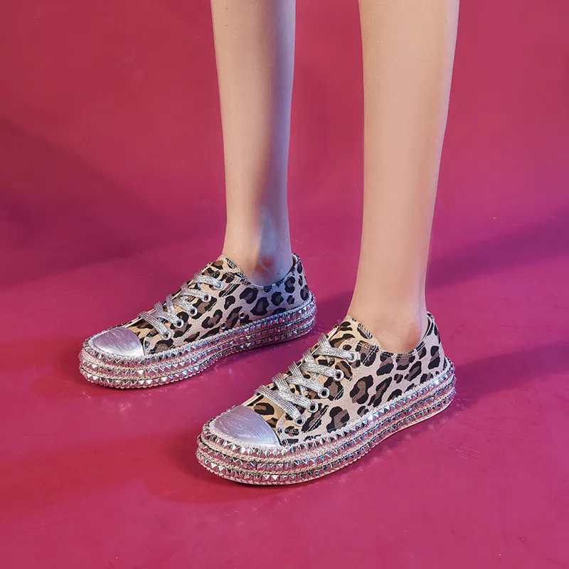 Женские кроссовки; пикантные Модные женские парусиновые туфли с леопардовым принтом и заклепками; корейские кроссовки на шнуровке для отдыха; basket Femme